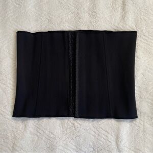 Skims.black waist trainer. 3x